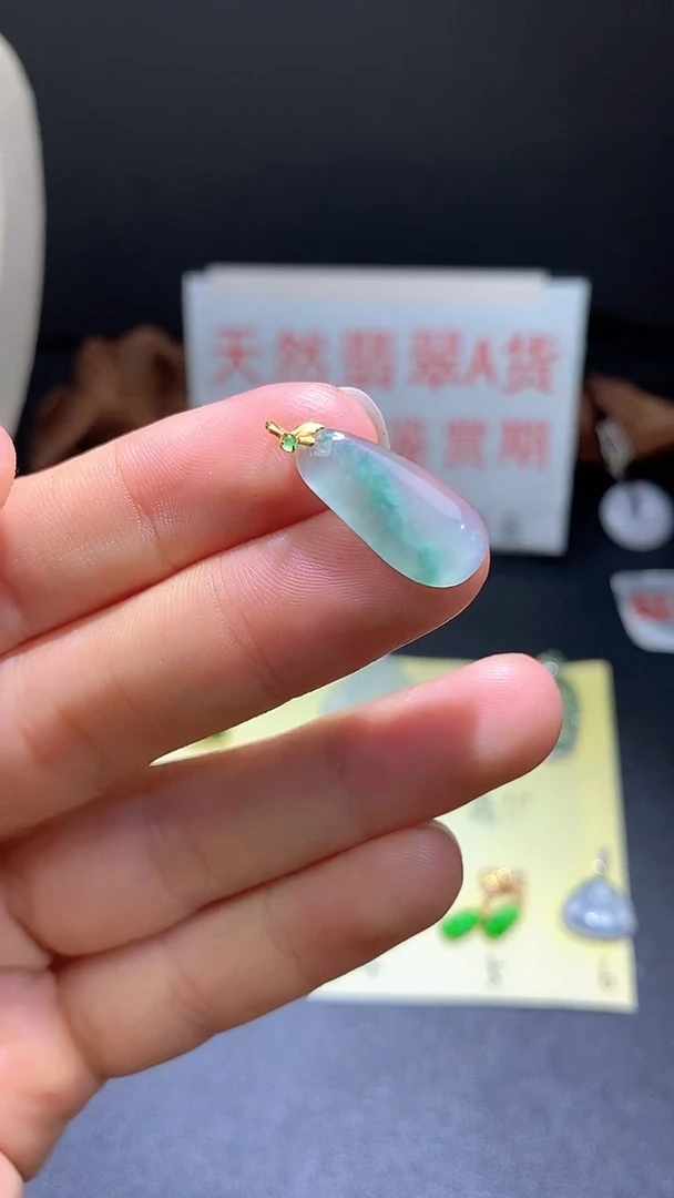 翡翠18K金镶嵌颈饰翡翠吊坠