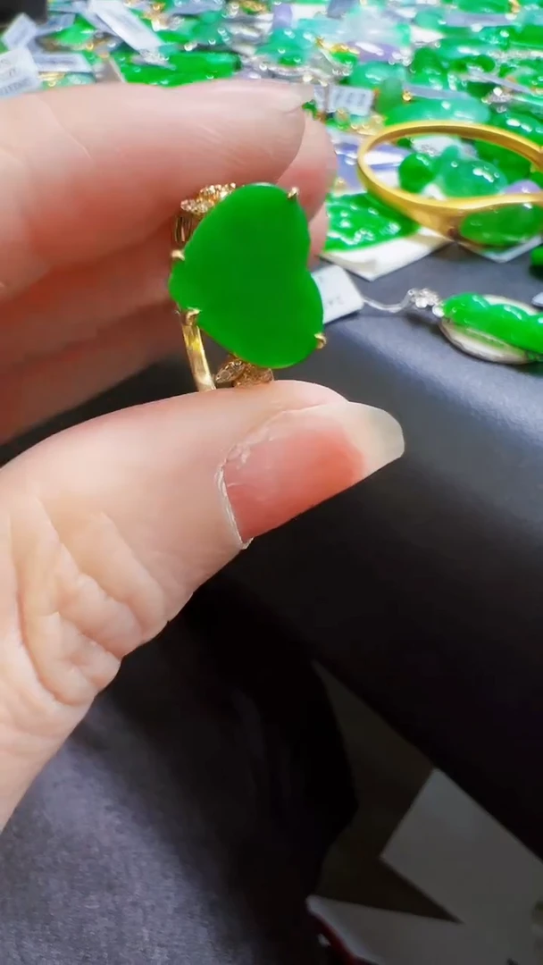 颈饰18K金镶嵌翡翠筱*.戒指