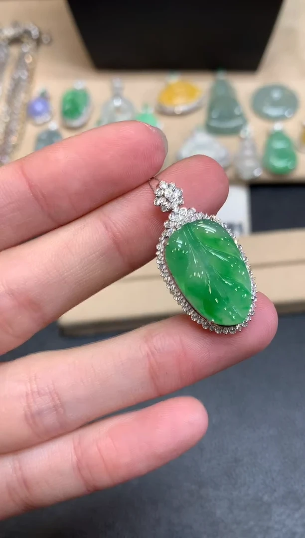 【闪购商品】翡翠颈饰18K金镶嵌叶子【无服务费】