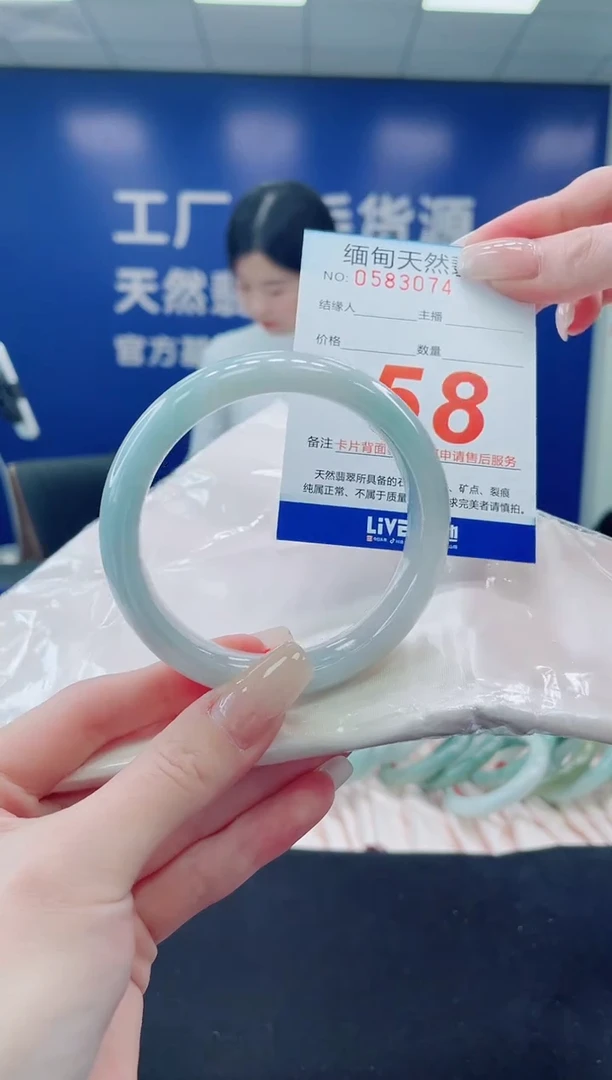 未镶嵌手镯翡翠天然翡翠手镯