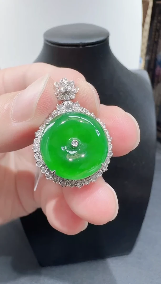 颈饰18K金镶嵌翡翠寄售回流，24小时鉴赏期