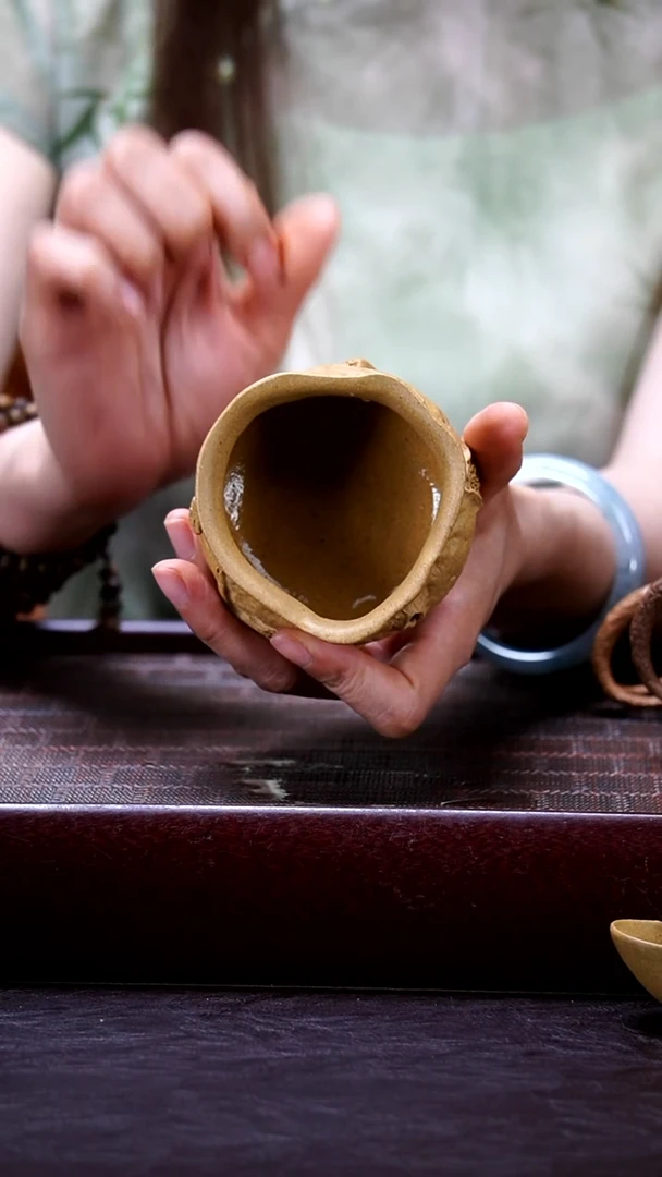 张月《供春钱袋杯》