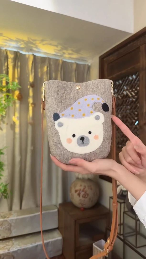 羊毛非遗纯手工包  手机包灰小熊
