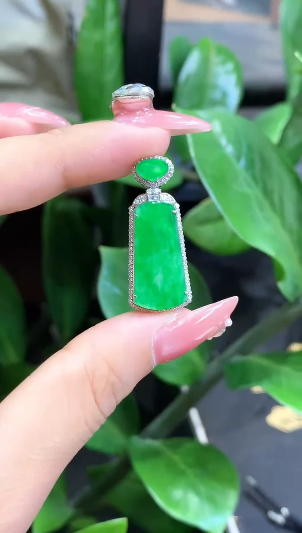 18K金镶嵌挂件翡翠无事牌