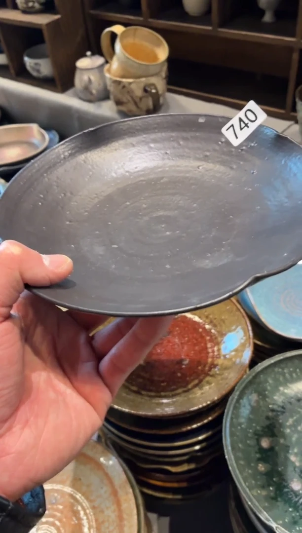 瓷片车**?740微瑕粗陶黑色手工花瓣盘1个