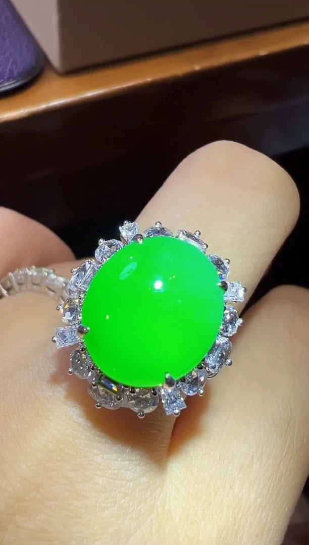 18K金镶嵌戒指翡翠蛋面