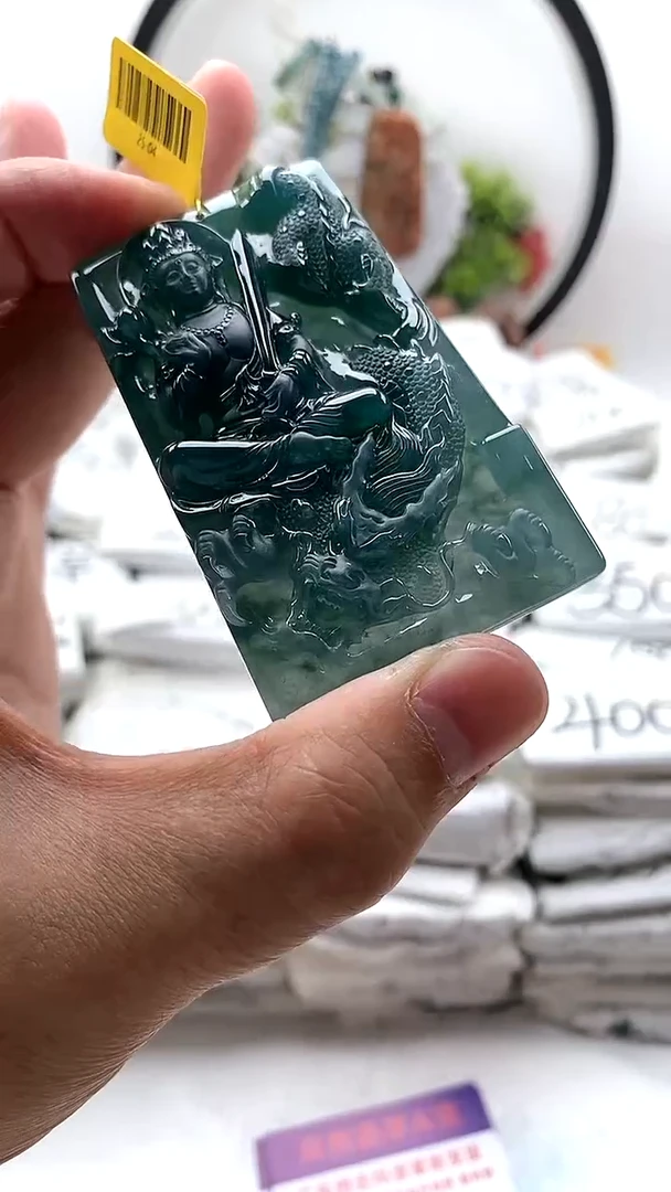 翡翠未镶嵌颈饰虚空藏