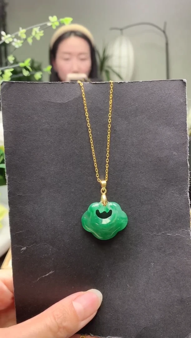 颈饰未镶嵌石英质玉如意锁