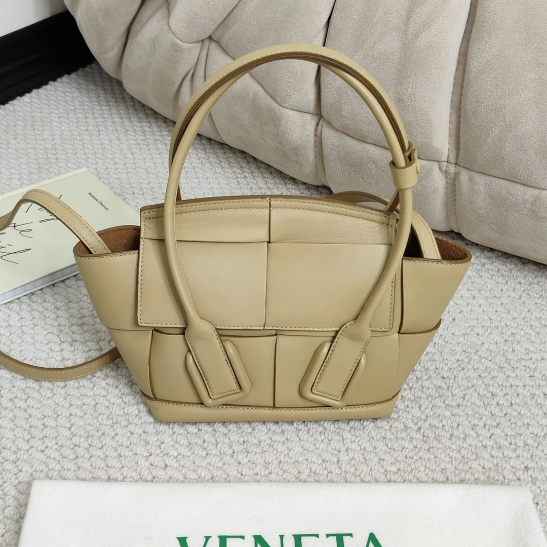 95新 BOTTEGA VENETA/葆蝶家 BV木薯色Arco29斜挎包｜0919