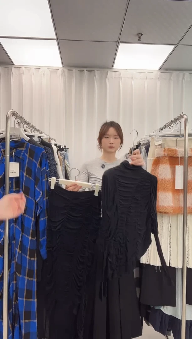 编号059  上衣原价3200 有裙子可以凑一套 福福已开价