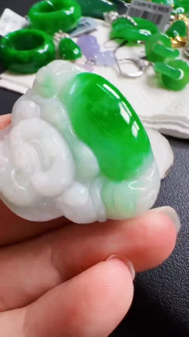 颈饰18K金镶嵌翡翠佛