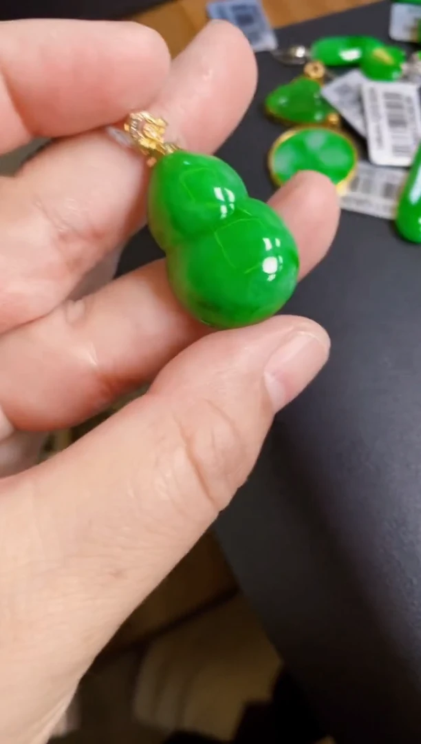 翡翠18K金镶嵌颈饰葫芦