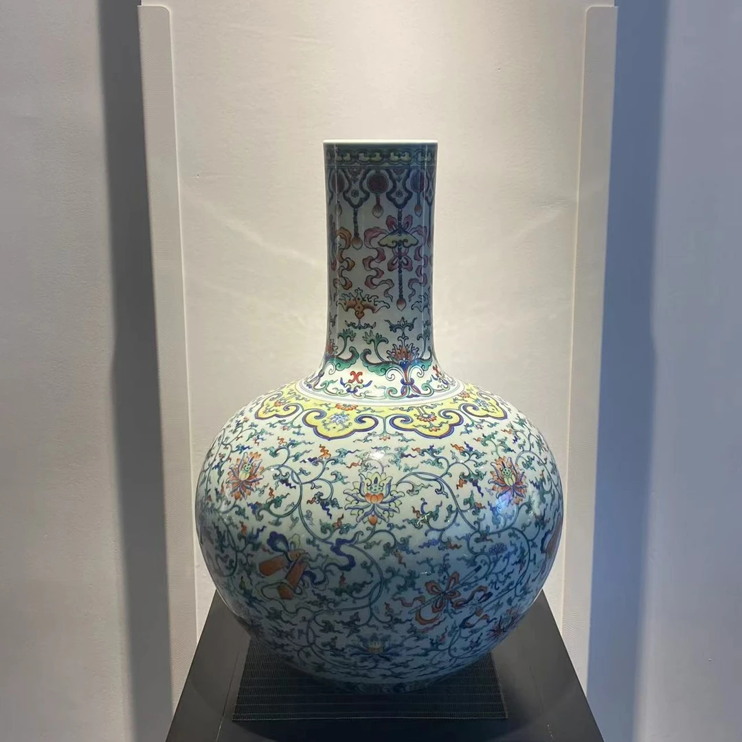 涂杏花——斗彩天球瓶