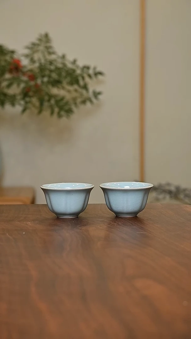 天青釉 葵口杯2只 微瑕 朱家汝窑款 35ml