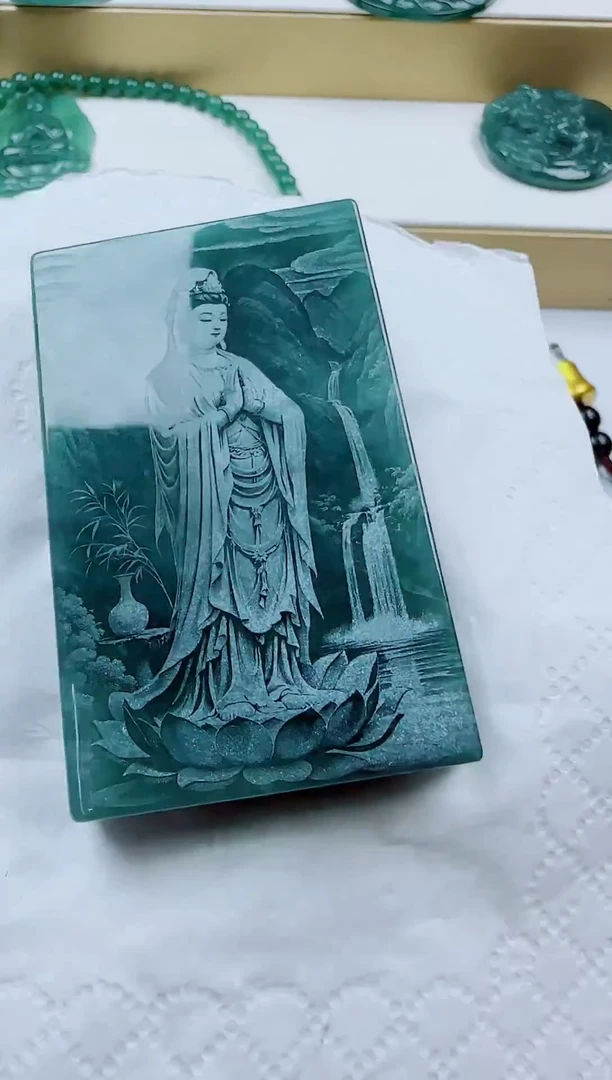 颈饰未镶嵌翡翠方观音