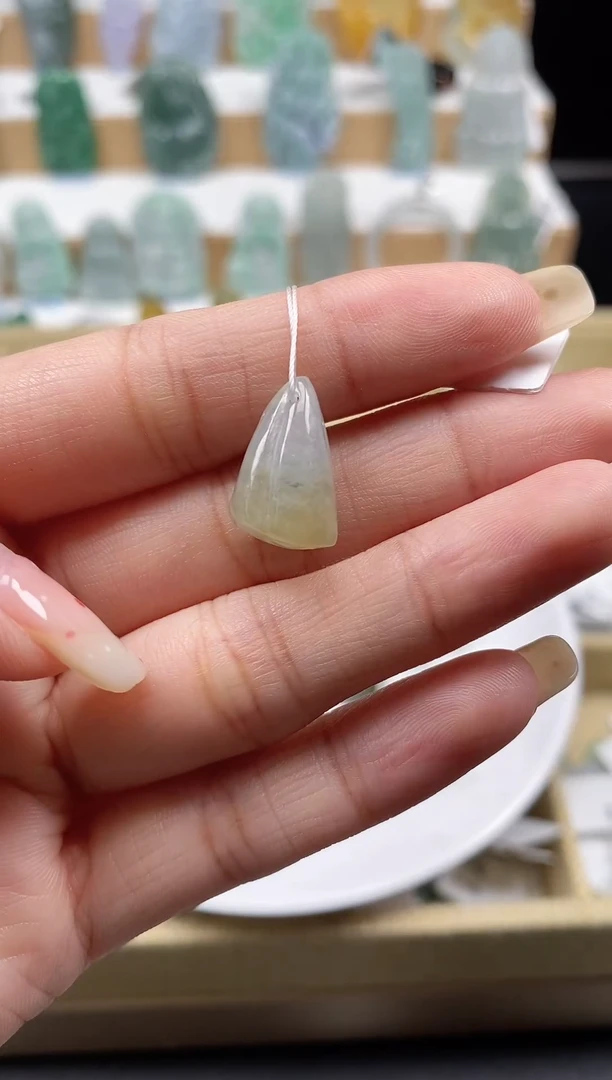 翡翠未镶嵌颈饰吊坠      81