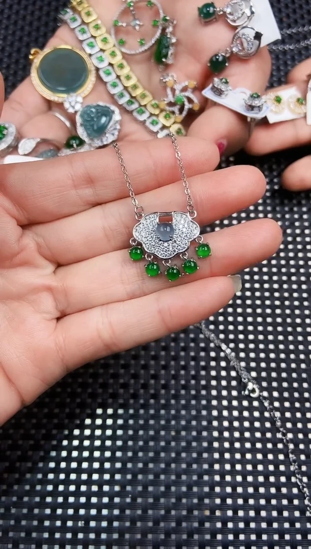 【闪购商品】翡翠颈饰未镶嵌111111111