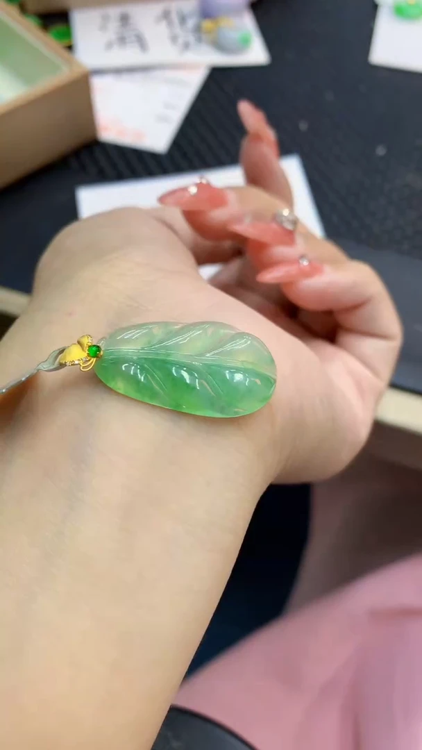 颈饰18K金镶嵌翡翠1