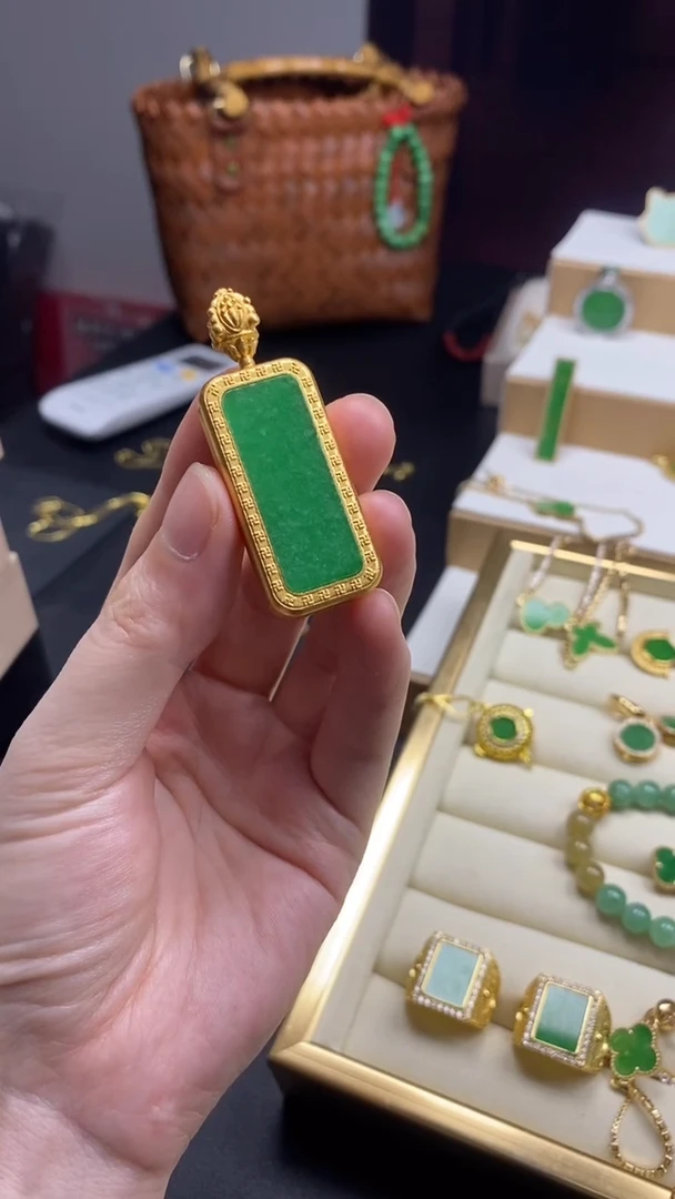 翡翠未镶嵌颈饰吊坠