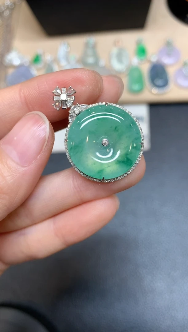 【闪购商品】翡翠颈饰18K金镶嵌平安扣【无服务费