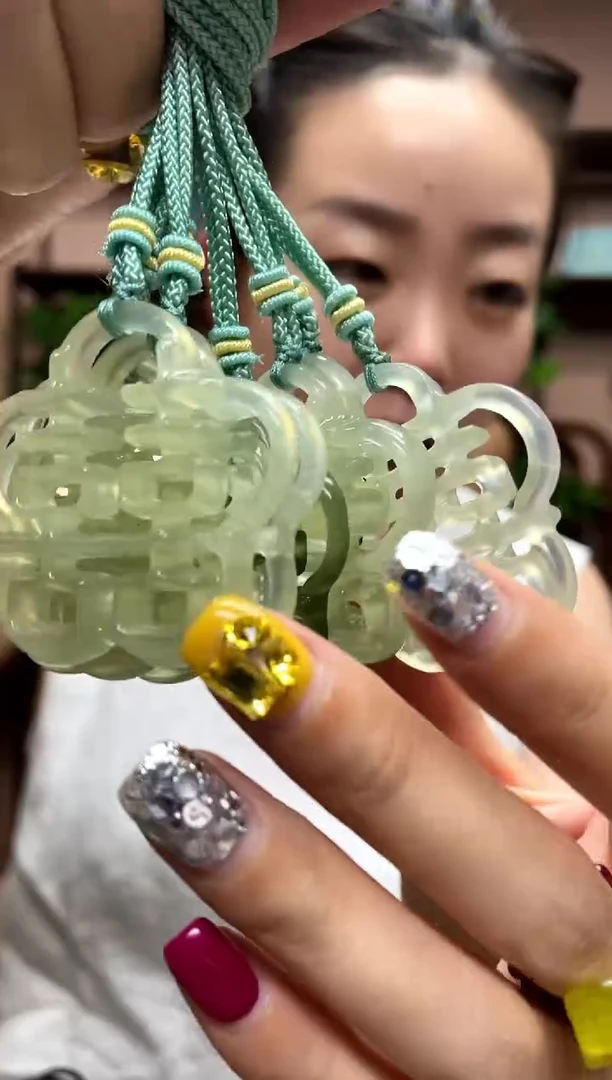 岫玉未镶嵌吊坠多样性发货发其中之一