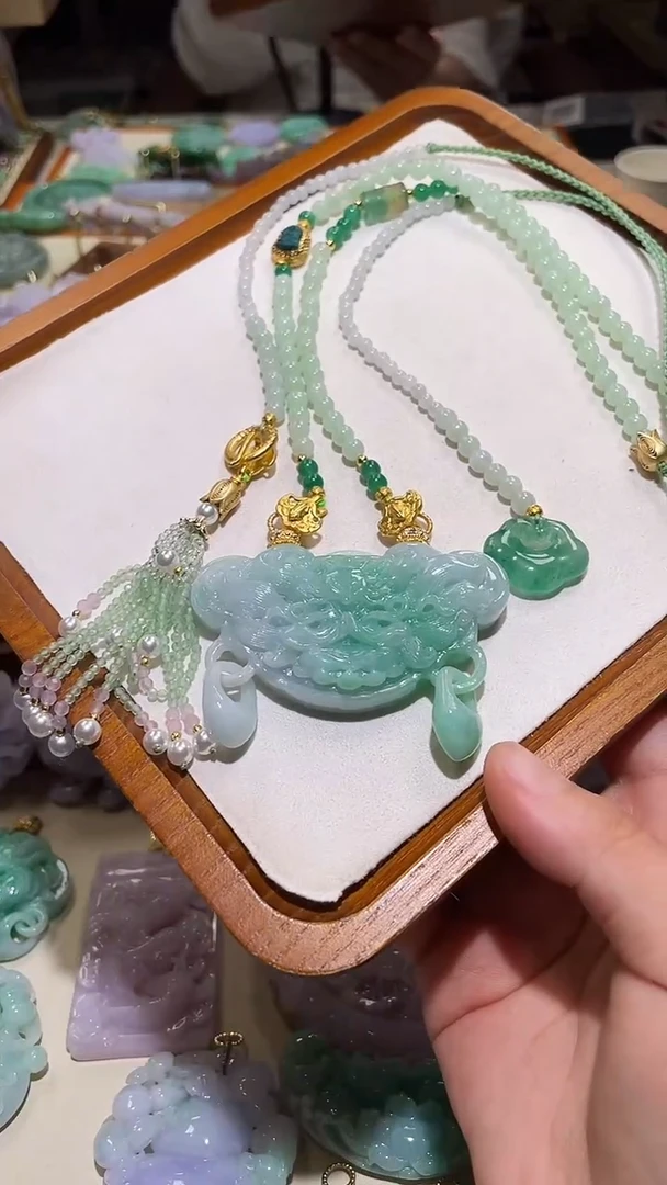 翡翠未镶嵌颈饰吊坠