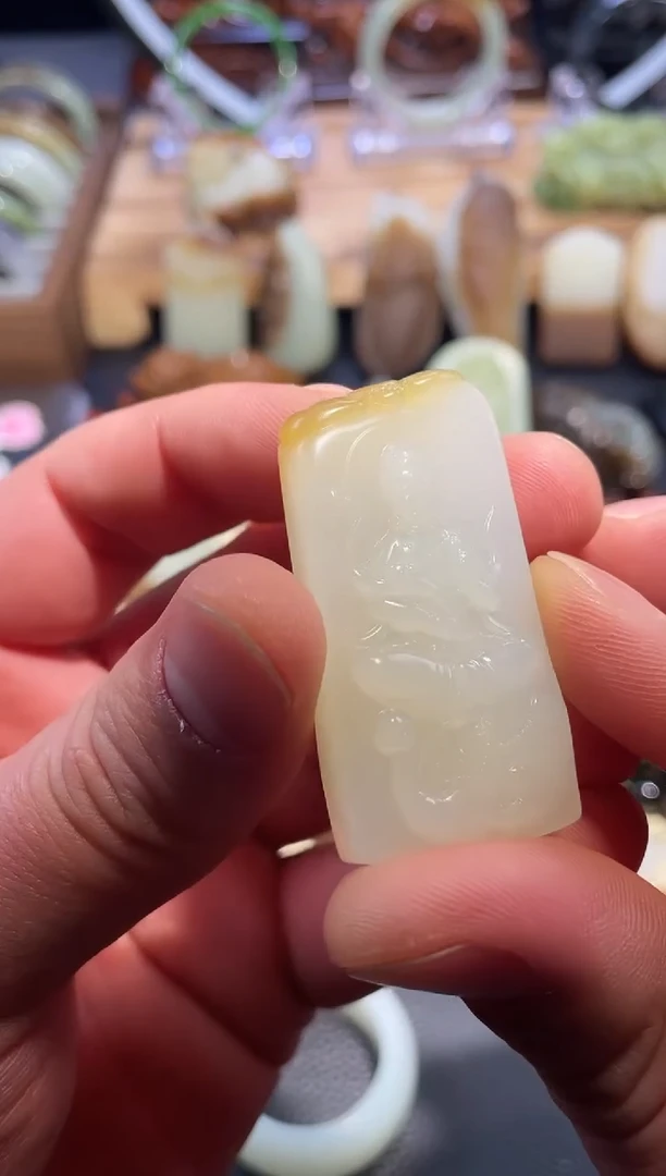 颈饰未镶嵌和田玉且末金山糖白 普贤