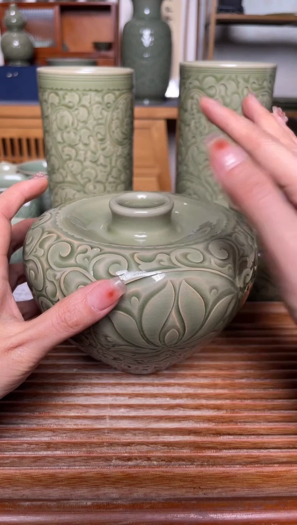 【闪购商品】其他吴琼 纯手工橄榄绿莲纹苹果尊