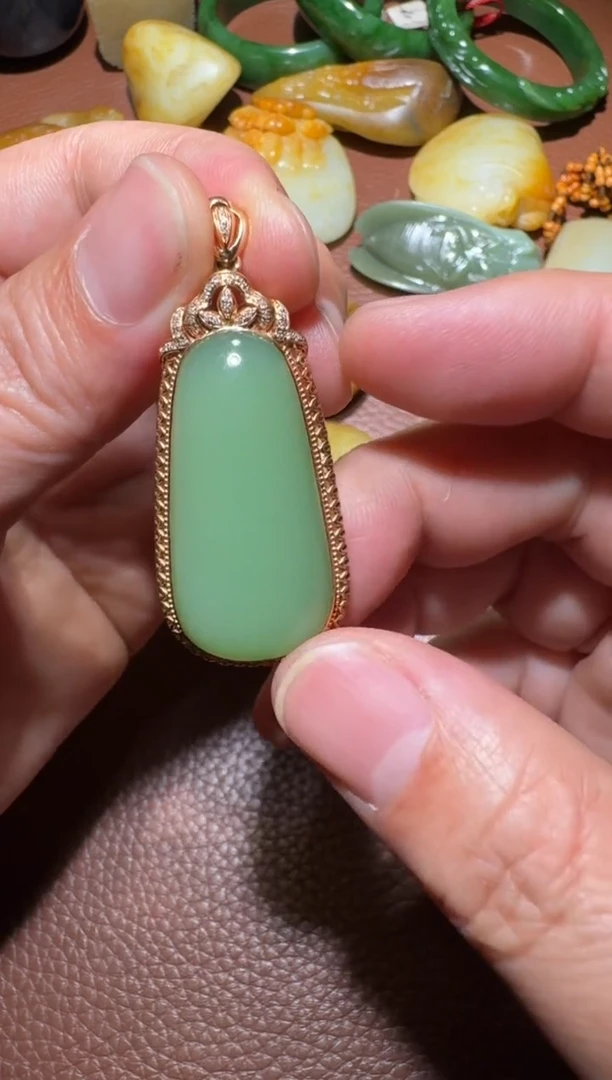 18K金镶嵌和田玉挂件和田玉
