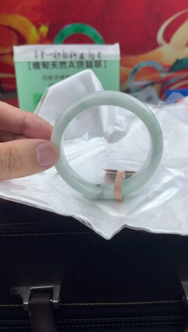 【闪购商品】翡翠手镯未镶嵌18翡翠手镯（微瑕）