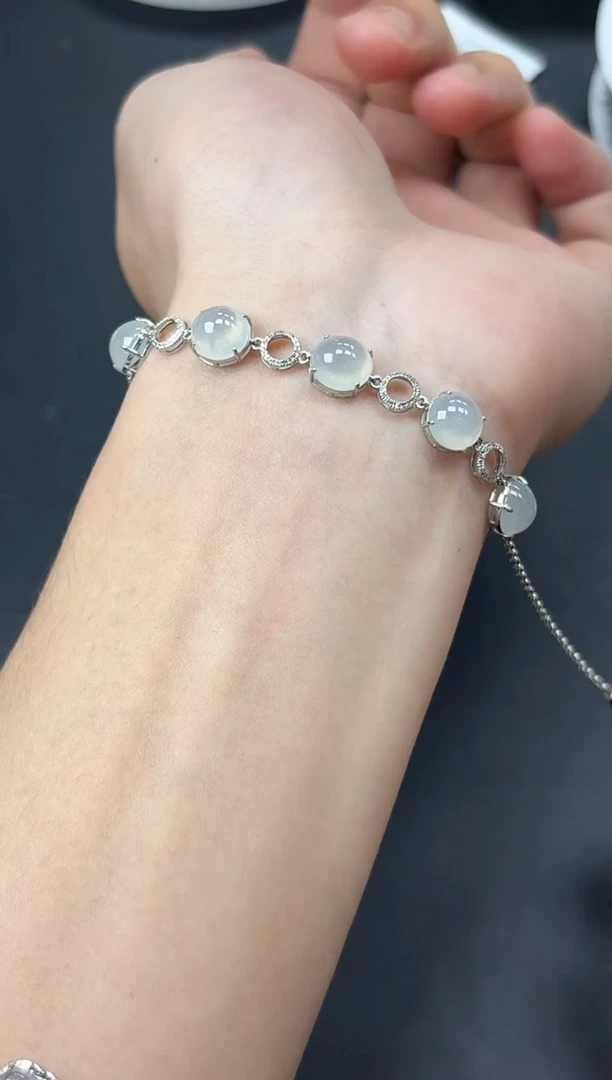 18K金镶嵌挂件翡翠蛋面手链