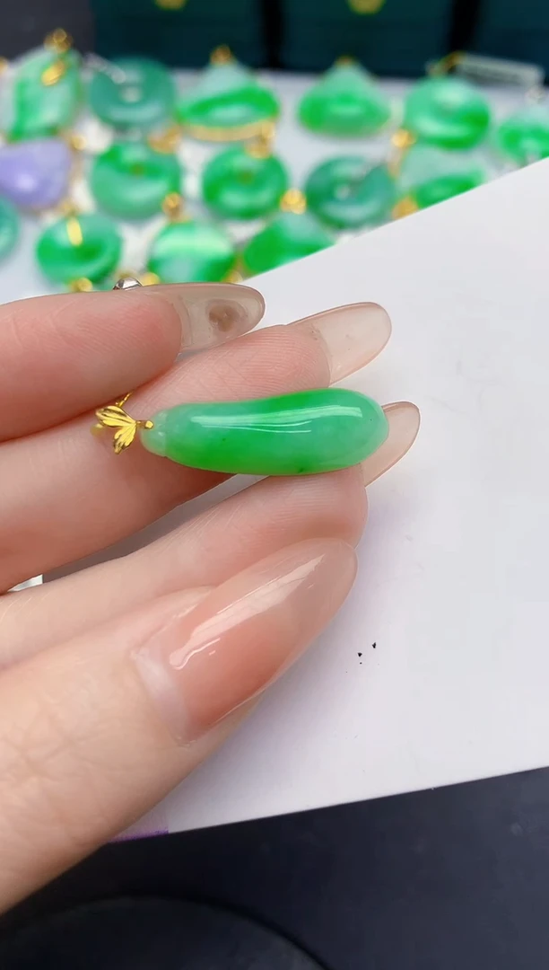 颈饰18K金镶嵌翡翠缅甸天然翡翠A货