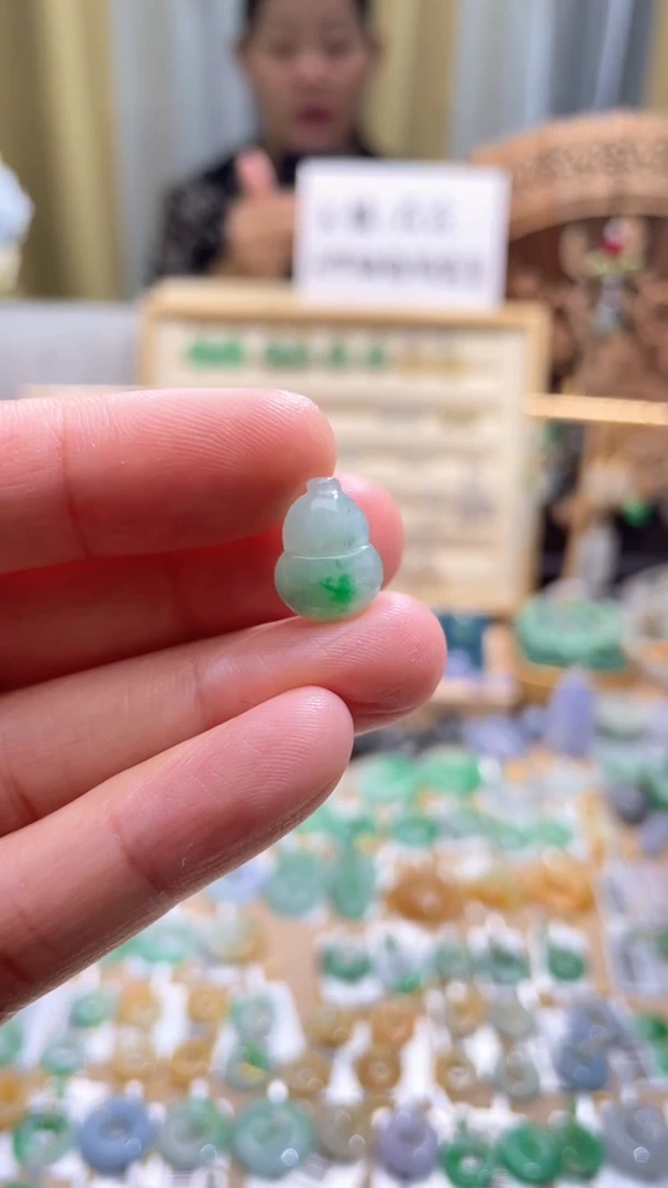 翡翠未镶嵌颈饰葫芦