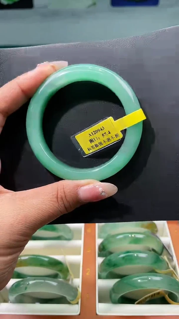 未镶嵌手镯石英质玉（非洲翠）手镯