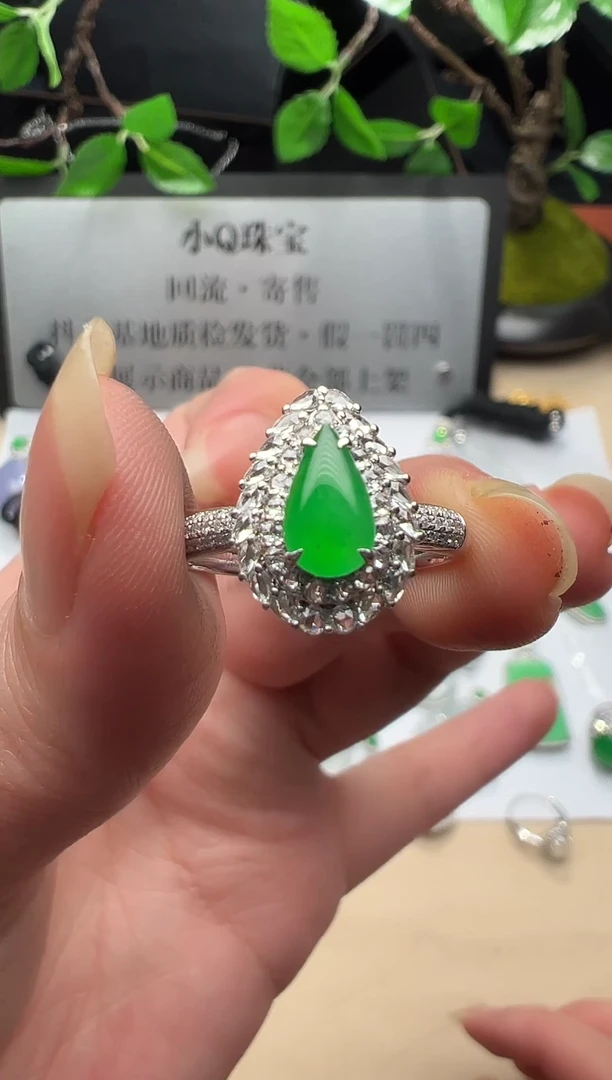 18K金镶嵌戒指翡翠戒指