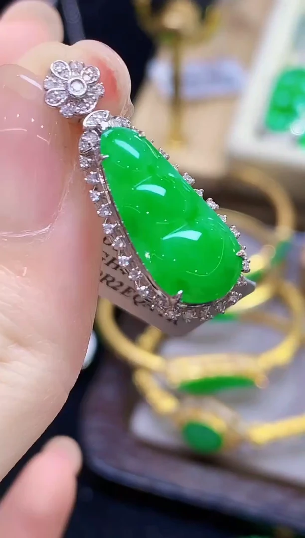 吊坠(不含链)18K金镶嵌翡翠LSR多样性发其一