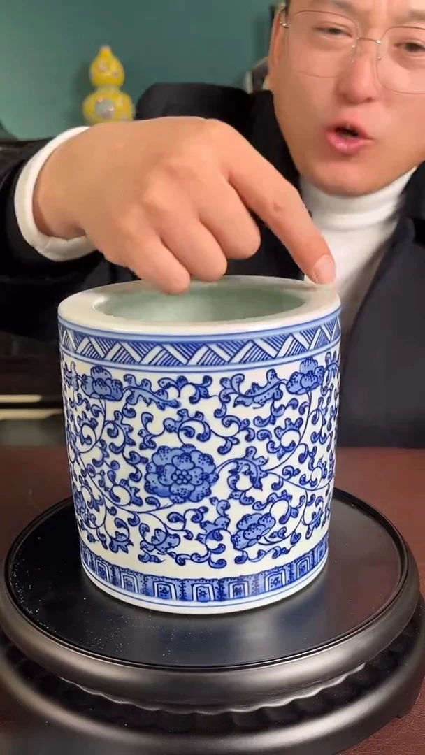 摆件陶瓷景德镇陶瓷缠枝莲笔筒