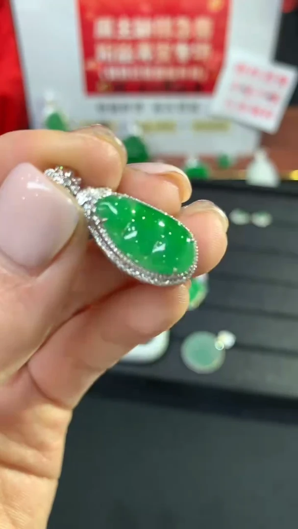 翡翠18K金镶嵌吊坠(不含链)豆子不退不换|3980+0