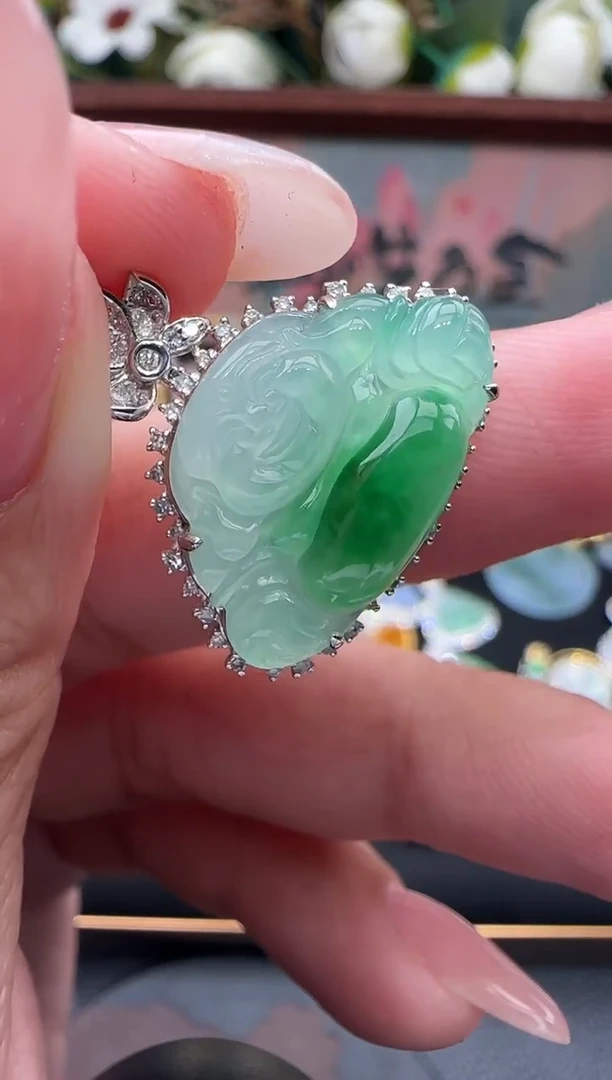 18K金镶嵌翡翠耳饰勿拍