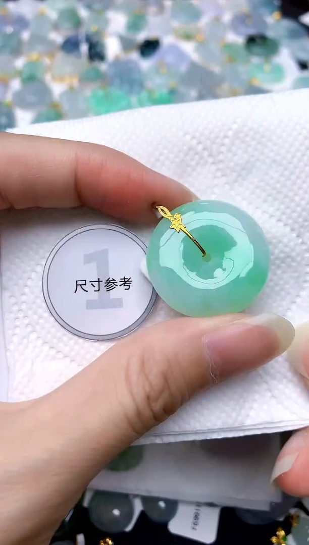 颈饰18K金镶嵌翡翠天然A货翡翠