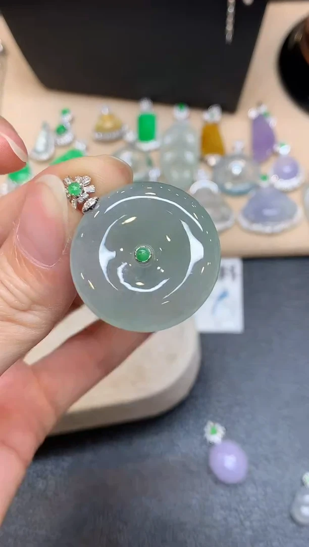 颈饰18K金镶嵌翡翠平安扣【无服务费