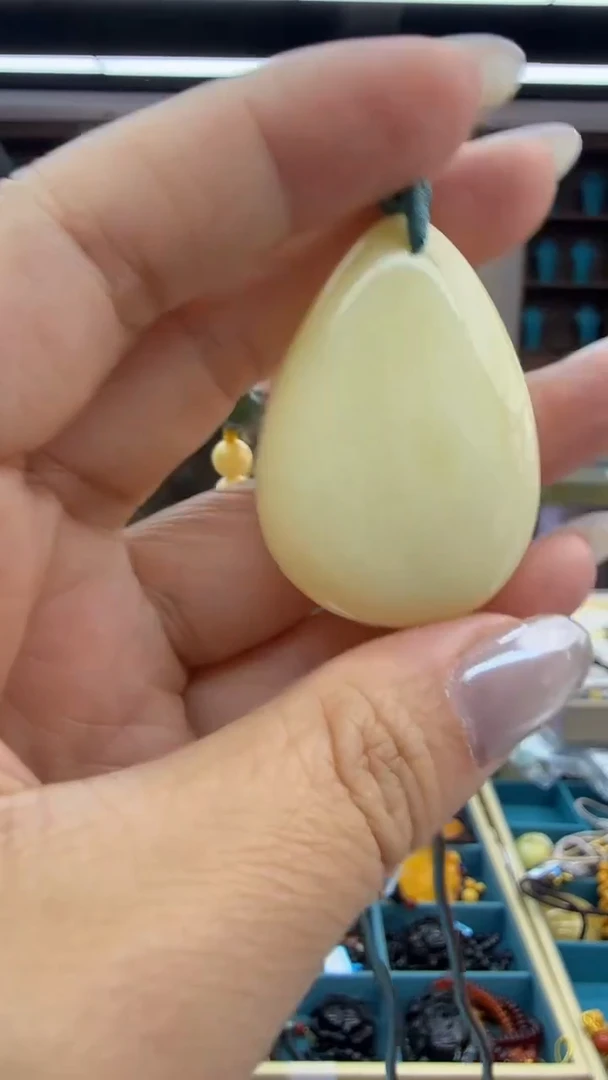 琥珀颈饰未镶嵌257秒拍号 假一罚三