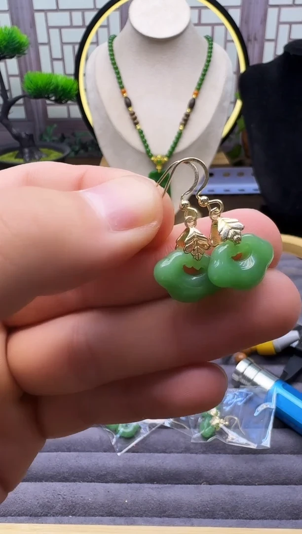 14K金镶嵌和田玉耳饰E179