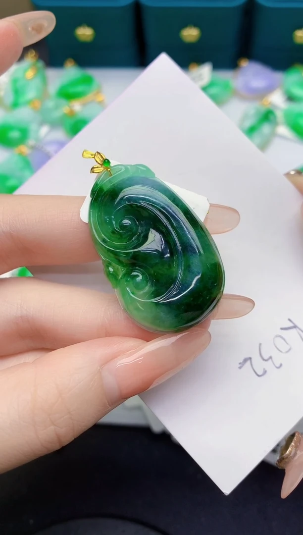 颈饰18K金镶嵌翡翠缅甸天然翡翠A货