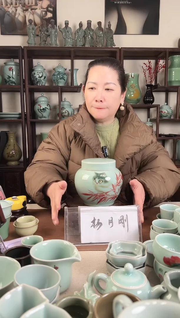 釉中彩 猫画 盖罐L