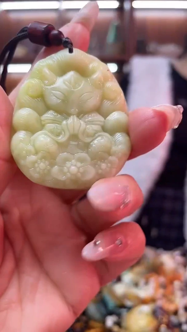 未镶嵌蛇纹石玉吊坠