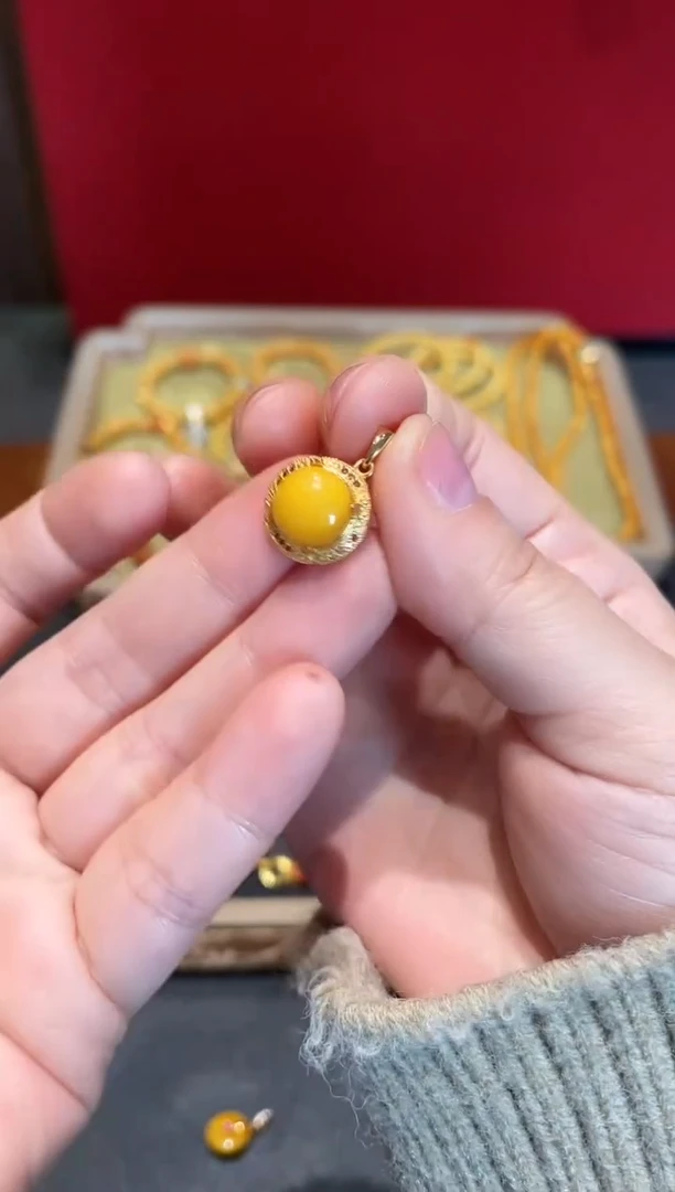 蜜蜡颈饰银S925镀金镶嵌吊坠