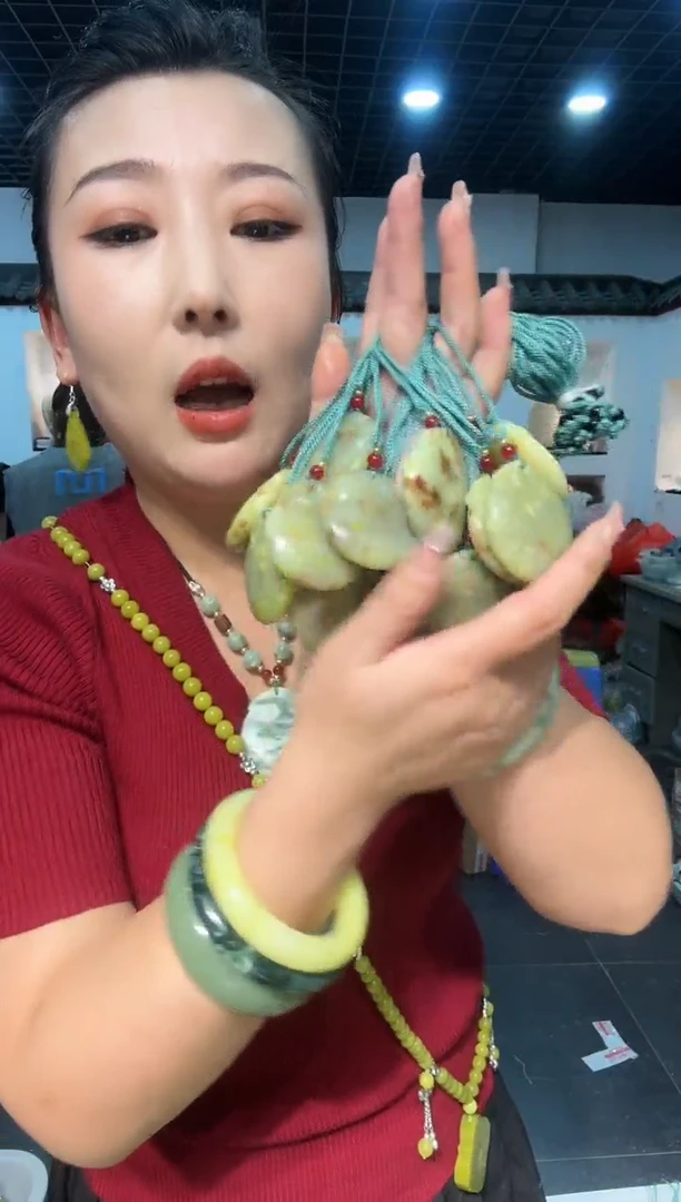【闪购商品】岫玉颈饰未镶嵌三色花玉无事牌