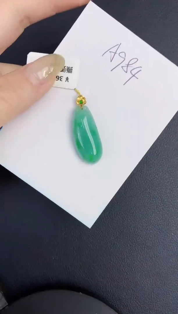 翡翠18K金镶嵌颈饰缅甸天然翡翠A货