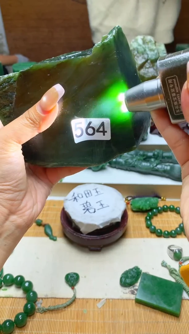 未镶嵌和田玉摆件1